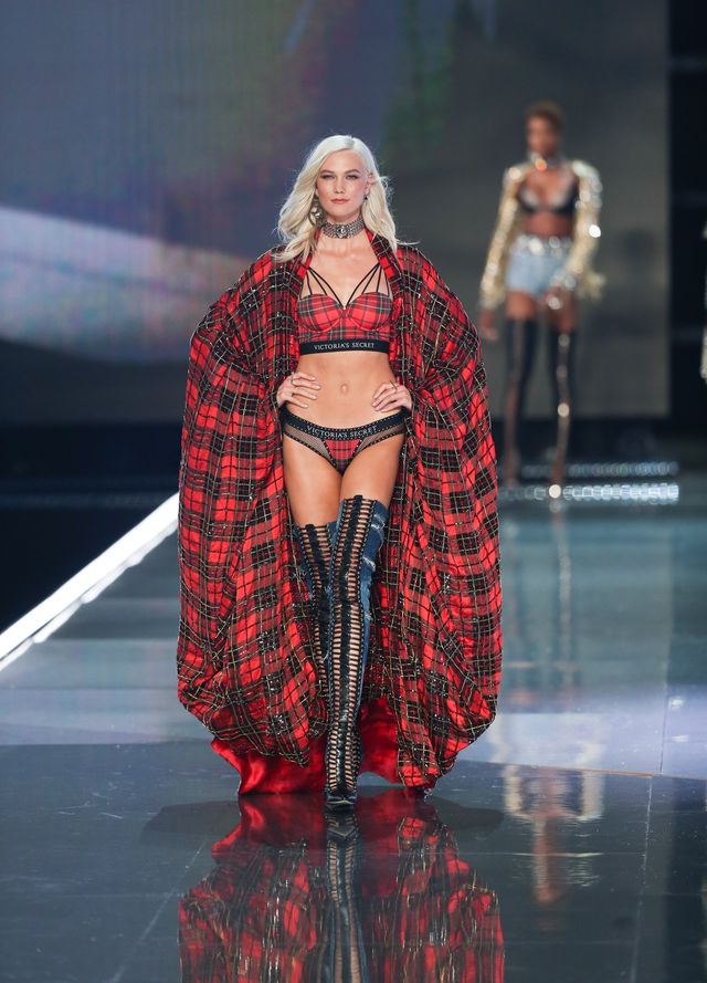 Powrót w wielkim stylu, czuli Karlie Kloss na pokazie Victoria's Secret