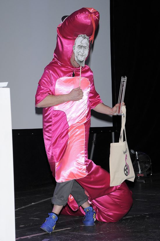 Tomasz Karolak na golasa biega po scenie (FOTO)