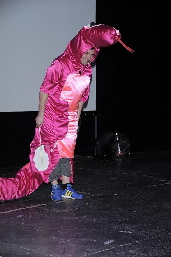 Tomasz Karolak na golasa biega po scenie (FOTO)