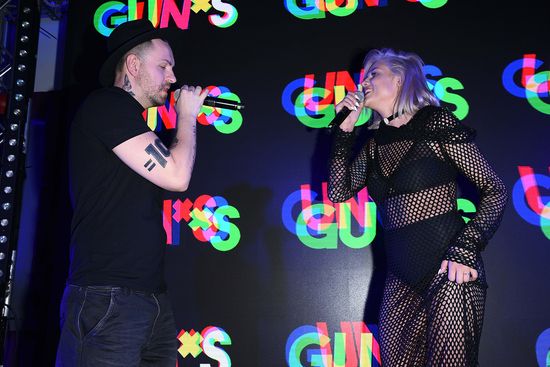 Karolina Gilon zaprezentowała swój biust, pupę i... śpiew Karolina Gilon zaprezentowała swój biust, pupę i... śpiew