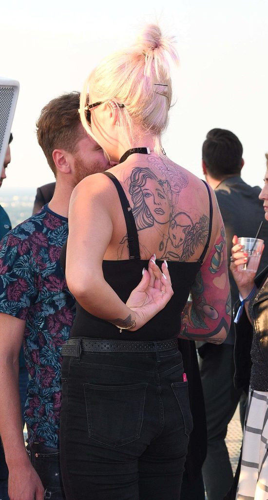 Nie zgadniecie, ile czasu Karolina Gilon spędziła w salonie tatuażu (Instagram)