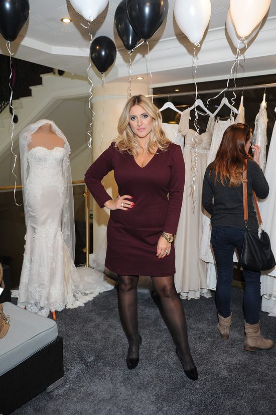 Kto pozował wśród wieszaków na otwarciu butiku Laurelle? Kto pozował wśród wieszaków na otwarciu butiku Laurelle?