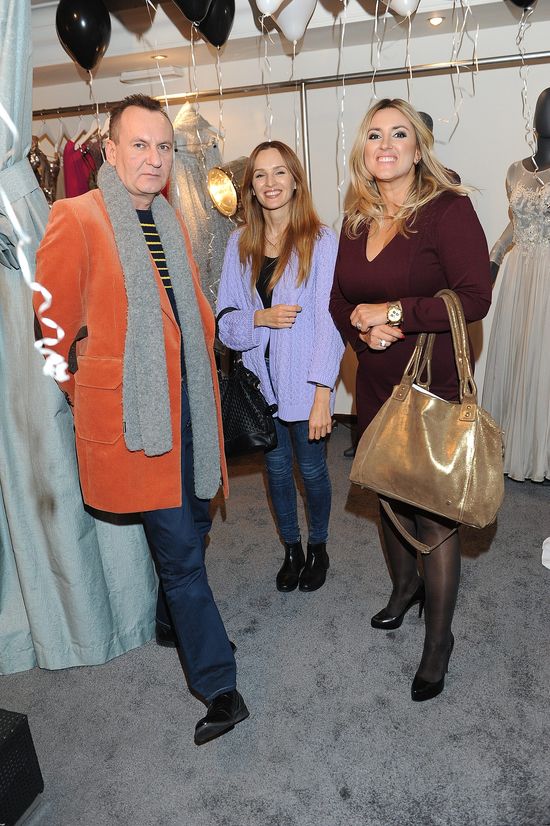 Kto pozował wśród wieszaków na otwarciu butiku Laurelle? Kto pozował wśród wieszaków na otwarciu butiku Laurelle?