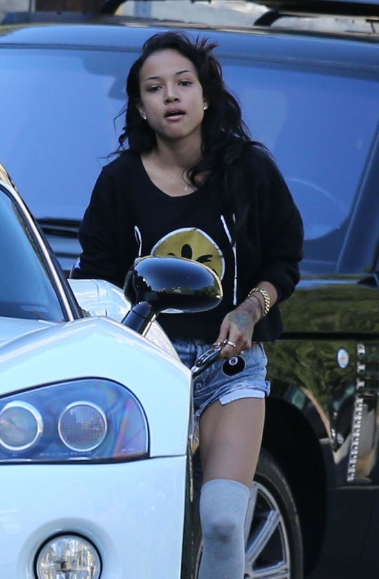 Karrueche Tran traktuje Chrisa Browna jak króla Karrueche Tran traktuje Chrisa Browna jak króla