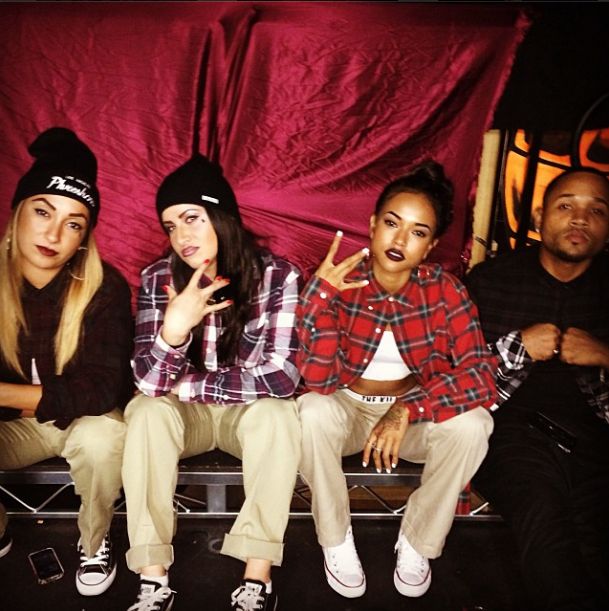 Rihanna naśladuje Karrueche Tran (FOTO) Rihanna naśladuje Karrueche Tran (FOTO)