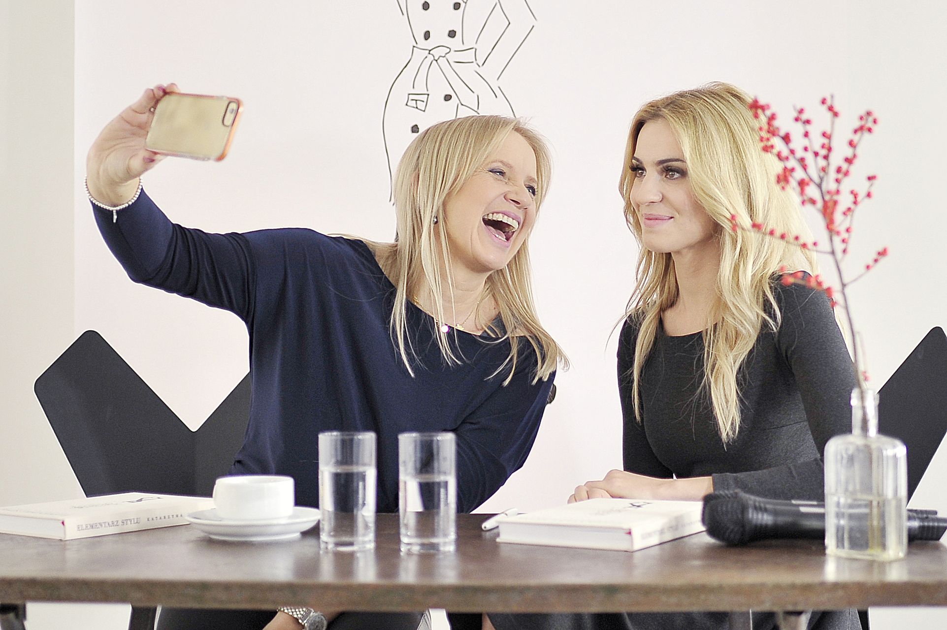 Kasia Tusk z córką na spacerze - wózek jak u księżnej Kate!