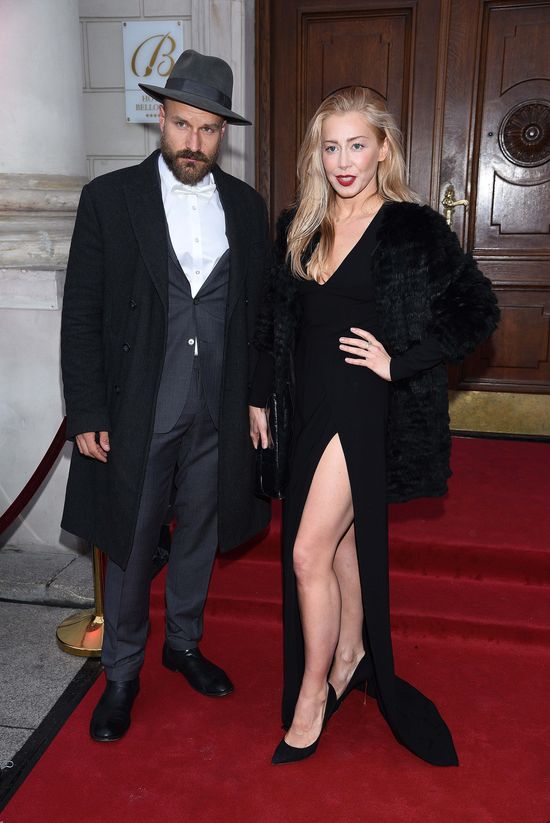 Kasia, co to za cierpiąca mina? Takiego przystojniaka masz u boku!