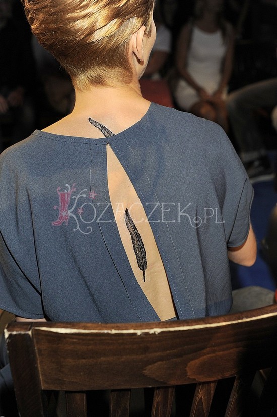 Czyje to piórko na plecach? (FOTO)