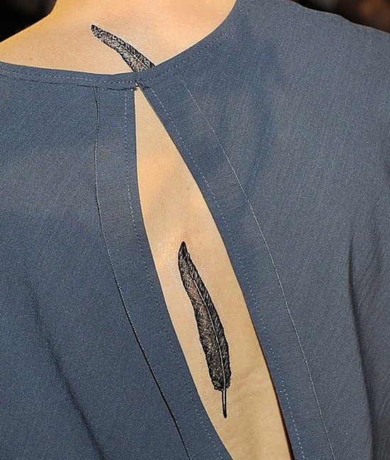 Czyje to piórko na plecach? (FOTO)