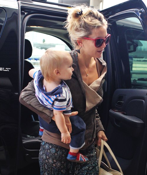 Szczuplutka Kate Hudson z synkiem na rękach (FOTO) Szczuplutka Kate Hudson z synkiem na rękach (FOTO)