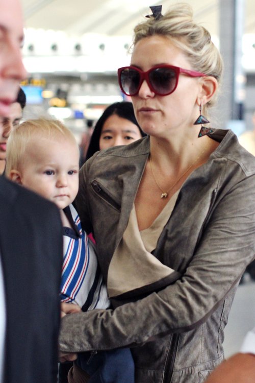 Szczuplutka Kate Hudson z synkiem na rękach (FOTO) Szczuplutka Kate Hudson z synkiem na rękach (FOTO)