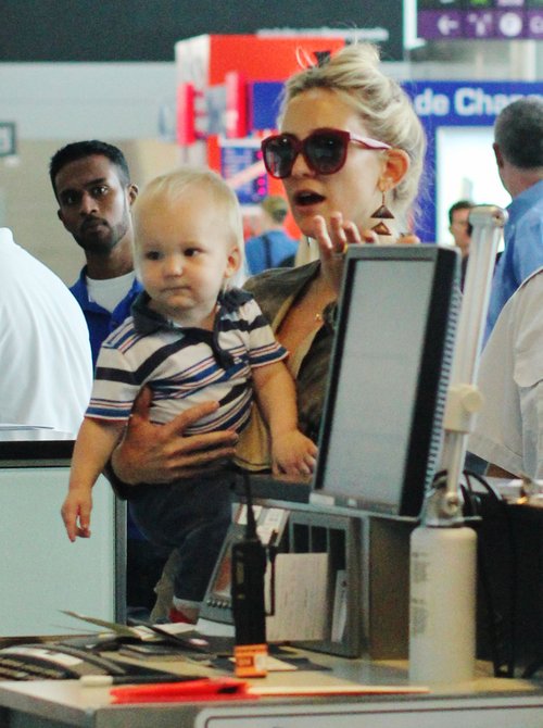 Szczuplutka Kate Hudson z synkiem na rękach (FOTO) Szczuplutka Kate Hudson z synkiem na rękach (FOTO)