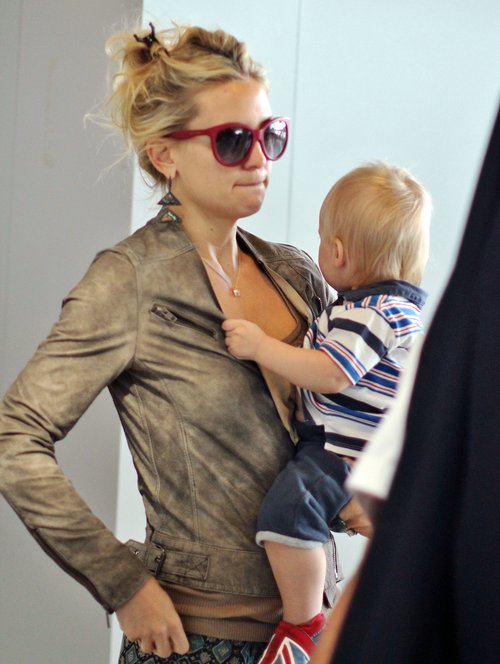 Szczuplutka Kate Hudson z synkiem na rękach (FOTO)