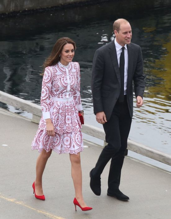 Internautki już zakochały się w sukience Kate Middleton (FOTO)