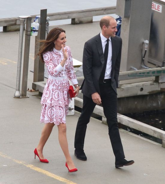 Internautki już zakochały się w sukience Kate Middleton (FOTO)