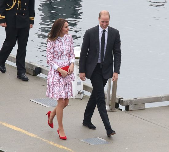 Internautki już zakochały się w sukience Kate Middleton (FOTO)