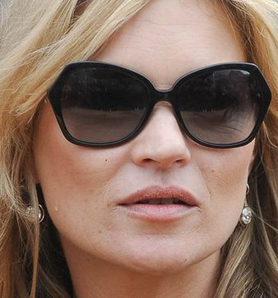 Policja wyprowadziła Kate Moss z samolotu 