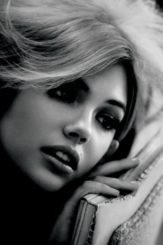 Kate Upton w bieliźnie reklamuje... buty (FOTO)