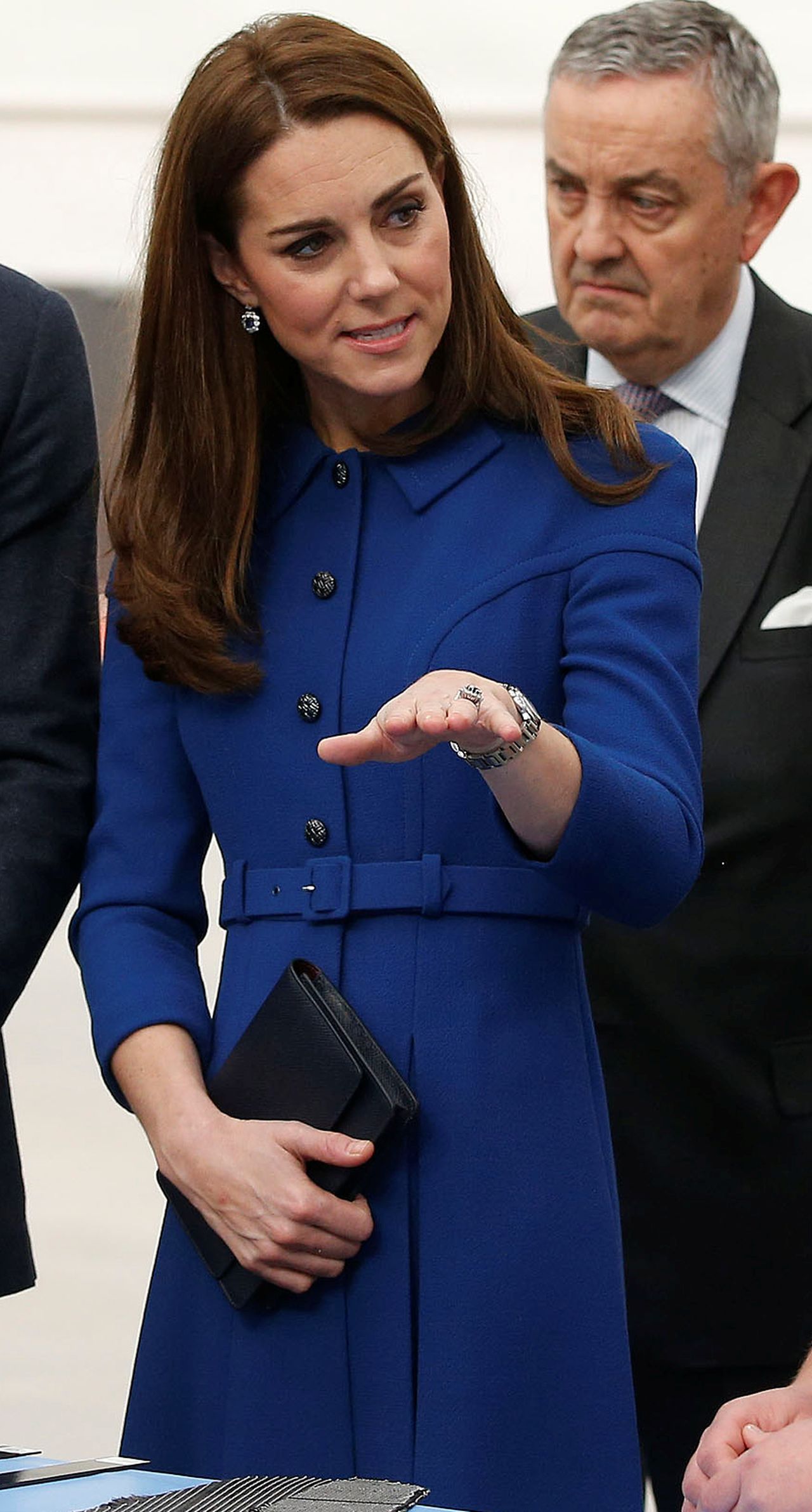 Na NOWYCH zdjęciach Kate zasłania BRZUCH kopertówką Na NOWYCH zdjęciach Kate zasłania BRZUCH kopertówką