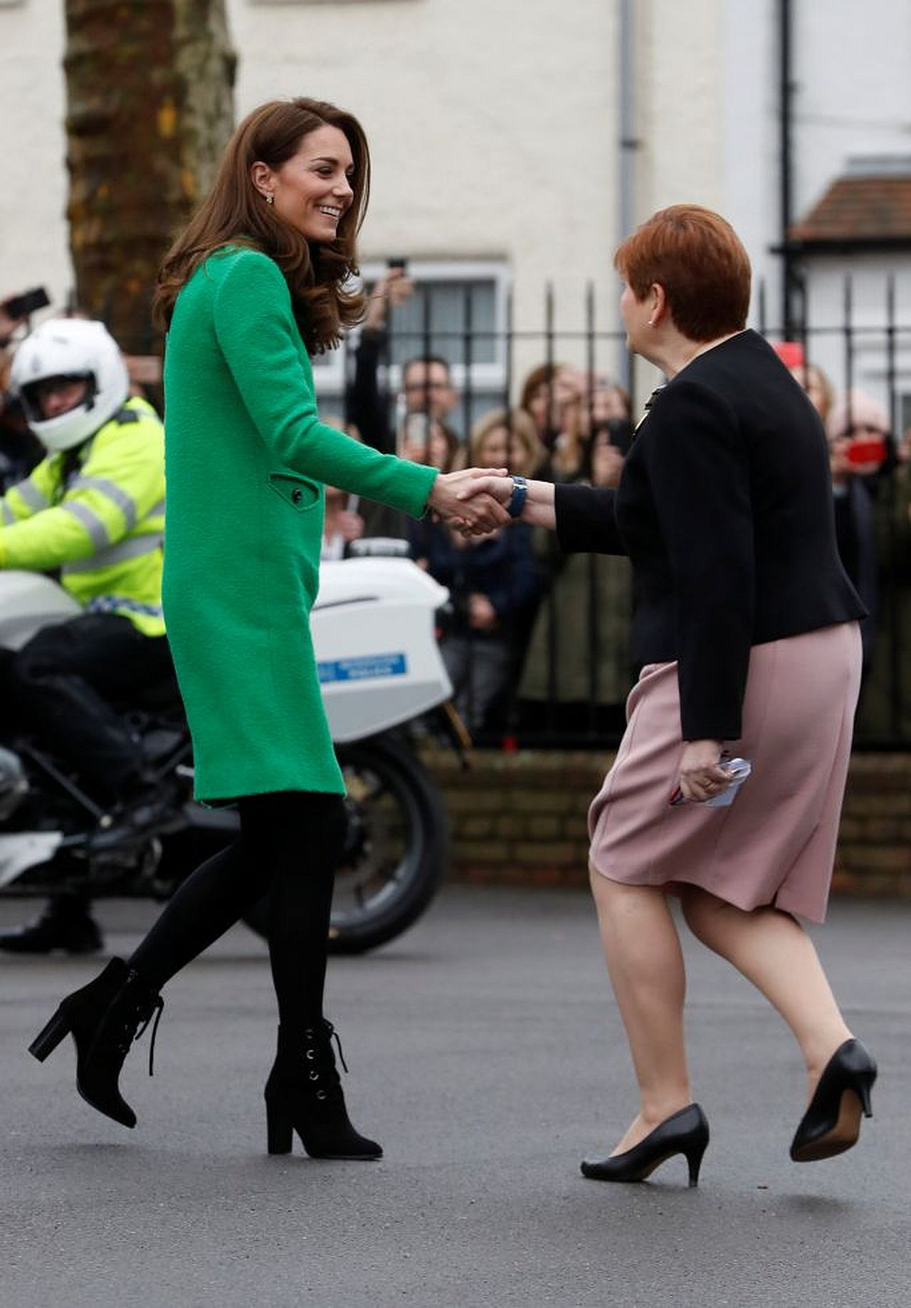 Internet ŚMIEJE się z sukienki księżnej Kate - wszystko przez ten szczegół