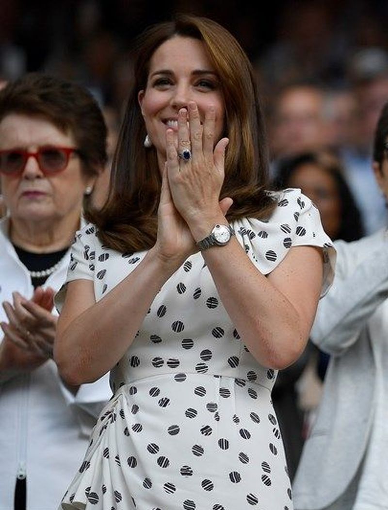 Tego dodatku Kate i Meghan NIE mogą zakładać przed określoną porą dnia