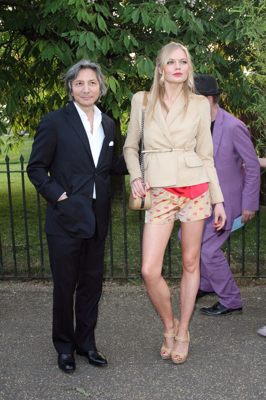 Wyrywały sobie zęby, by mieć szczupłą twarz!