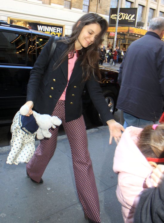 Suri Cruise chyba nigdy nie polubi paparazzi (FOTO) Suri Cruise chyba nigdy nie polubi paparazzi (FOTO)