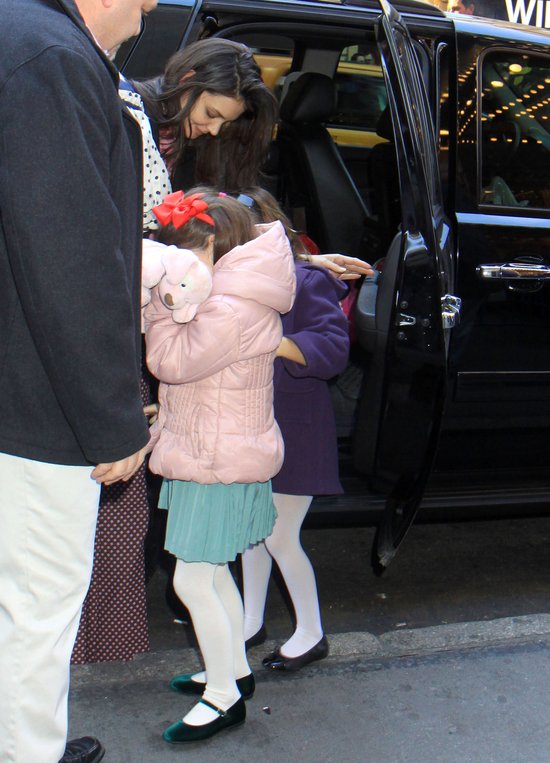 Suri Cruise chyba nigdy nie polubi paparazzi (FOTO) Suri Cruise chyba nigdy nie polubi paparazzi (FOTO)