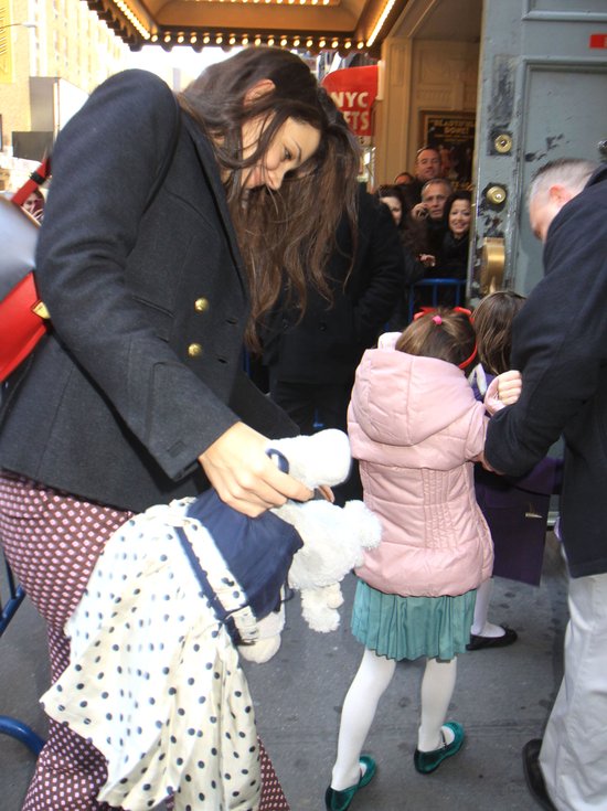 Suri Cruise chyba nigdy nie polubi paparazzi (FOTO)