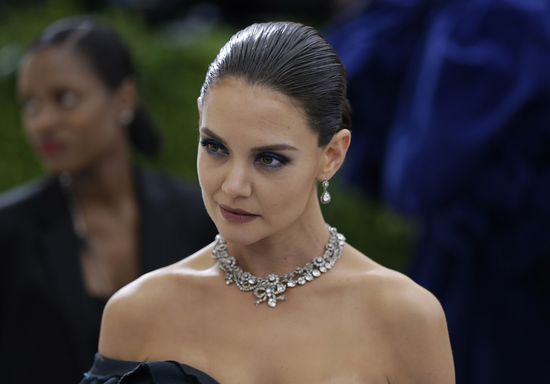 Oto prawdziwa historia kryjąca się za nową fryzurą Katie Holmes