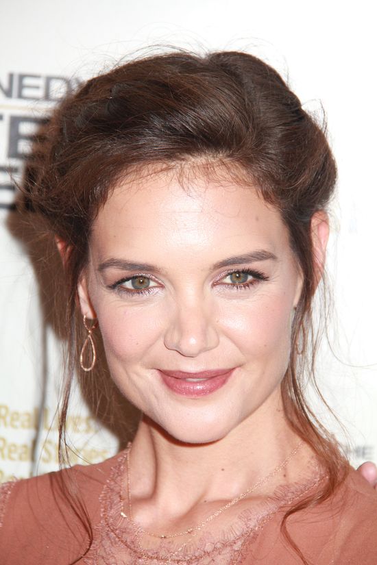 Oto prawdziwa historia kryjąca się za nową fryzurą Katie Holmes