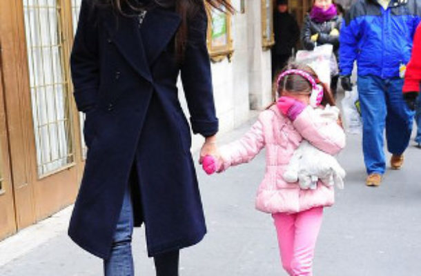 Katie Holmes zabiera Suri do teatru (FOTO)
