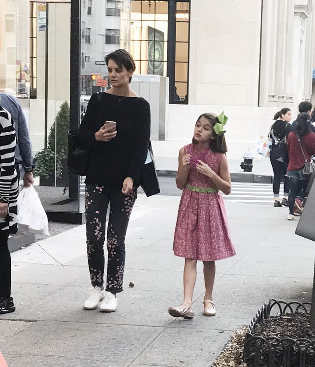 Katie Holmes w nowej fryzurze wygląda... ŹLE? (ZDJĘCIA)