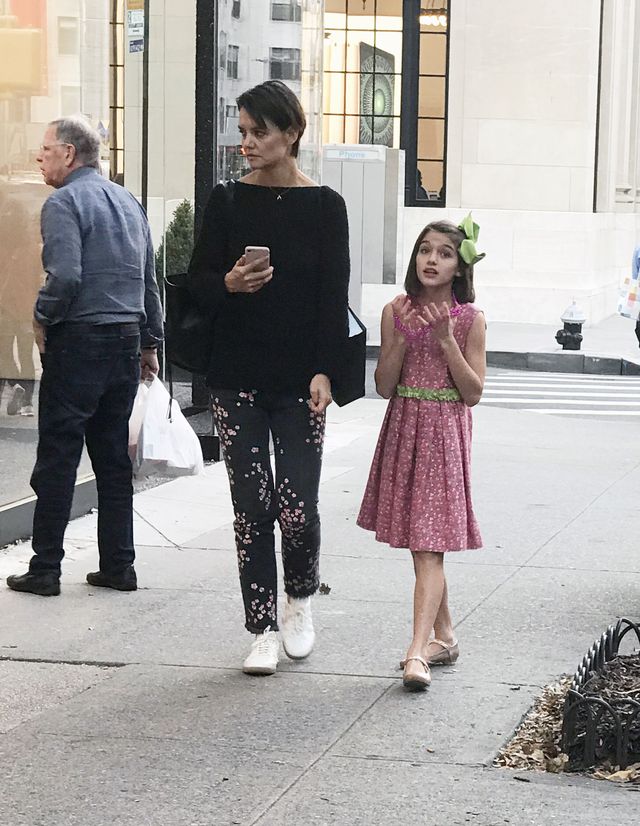 Katie Holmes w nowej fryzurze wygląda... ŹLE? (ZDJĘCIA)