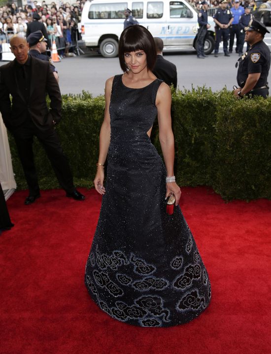 Katie Holmes na galę MET zrobiła boba z grzywką (FOTO)