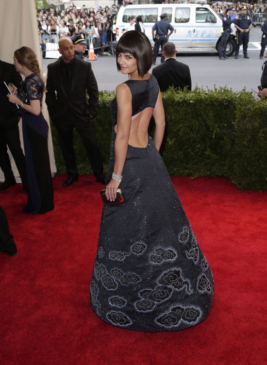 Katie Holmes na galę MET zrobiła boba z grzywką (FOTO) Katie Holmes na galę MET zrobiła boba z grzywką (FOTO)