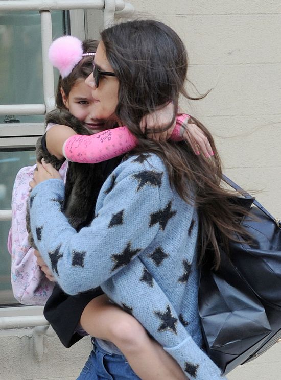 Suri Cruse podróżuje na rękach mamy (FOTO) Suri Cruse podróżuje na rękach mamy (FOTO)