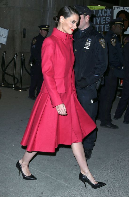 Katie Holmes jak prawdziwa dama (FOTO)