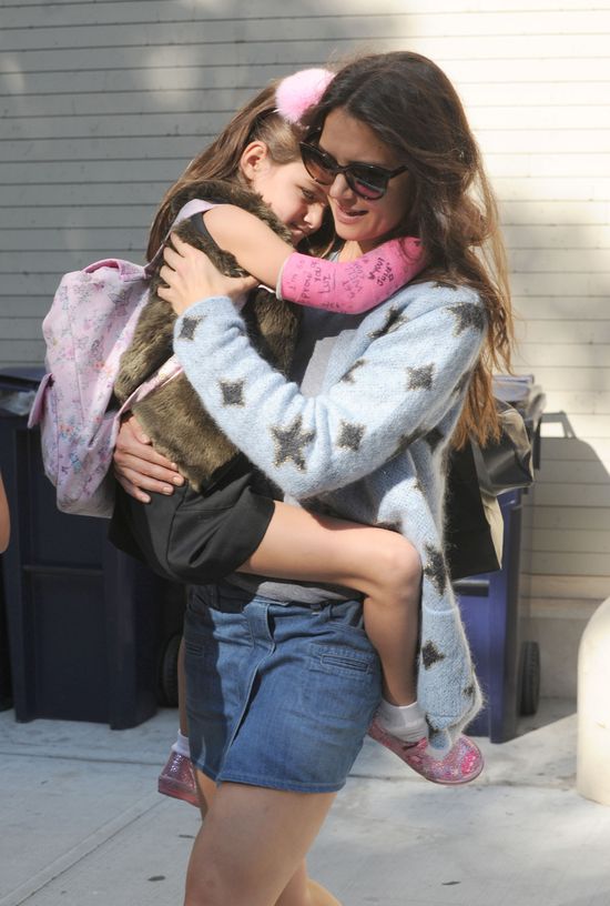 Suri Cruse podróżuje na rękach mamy (FOTO)