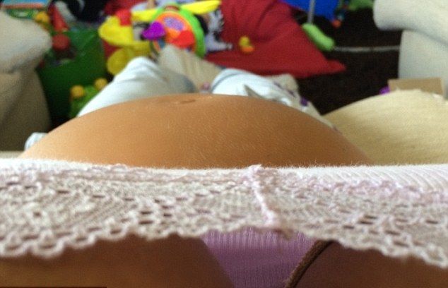 Kto pochwalił się ciążowym brzuszkiem? (FOTO)