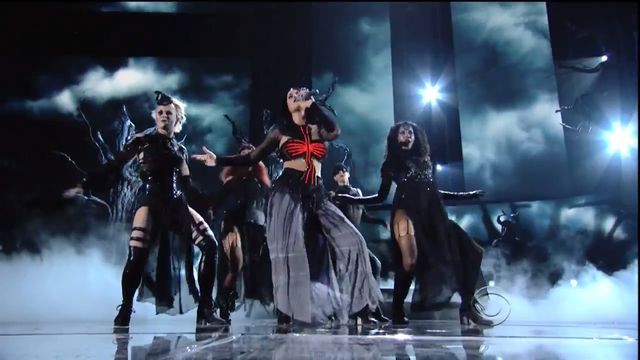 Katy Perry zatańczyła na... miotle (VIDEO)