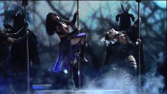 Katy Perry zatańczyła na... miotle (VIDEO)