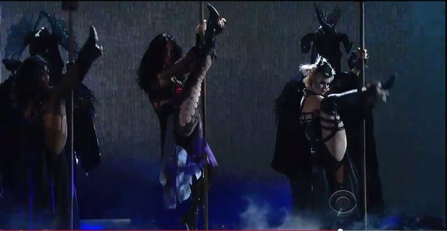 Katy Perry zatańczyła na... miotle (VIDEO)