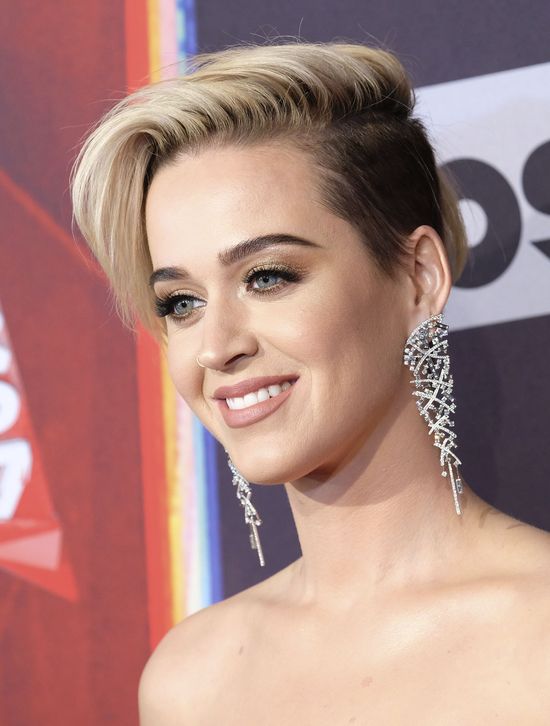 Przez nowa fryzurę wszyscy mylą ją z Miley Cyrus! Przez nowa fryzurę wszyscy mylą ją z Miley Cyrus!