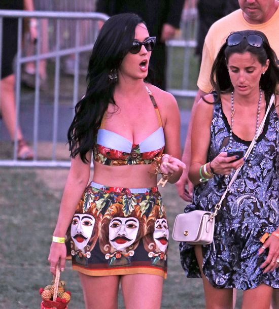 Czyj jest ten kolorowy strój?  