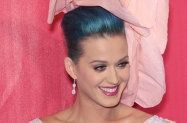 Katy Perry z kwiatkiem na głowie (FOTO)
