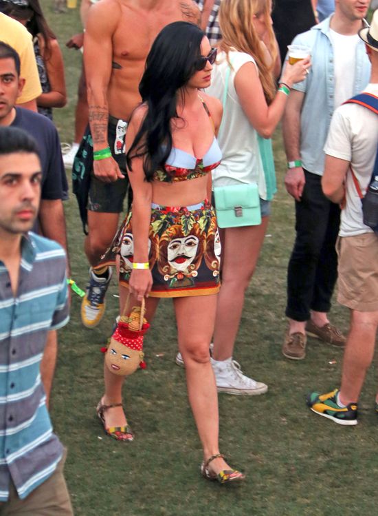 Czyj jest ten kolorowy strój?  