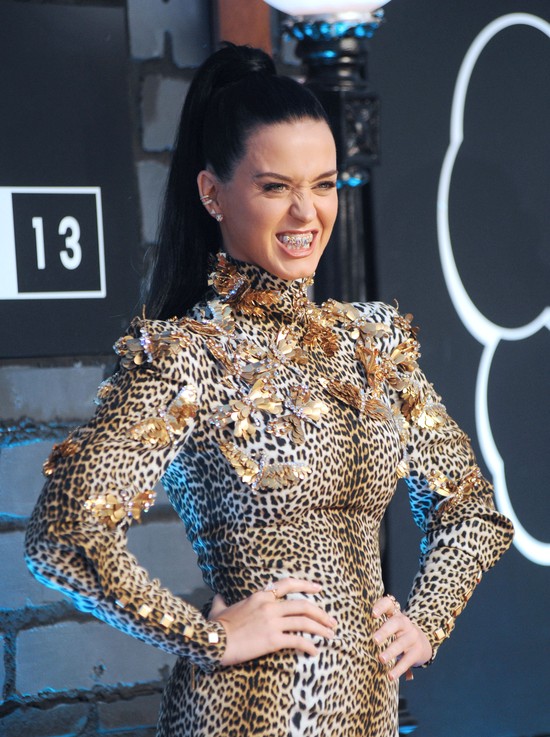 Katy Perry na MTV VMA 2013: Złoty grill na zębach (FOTO)