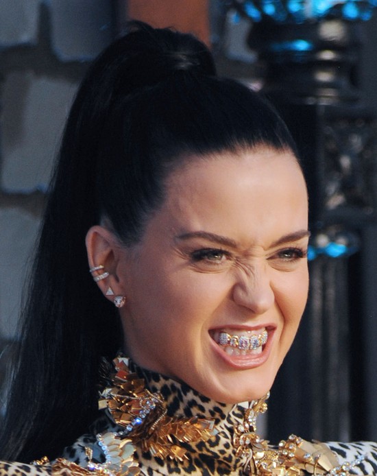 Katy Perry na MTV VMA 2013: Złoty grill na zębach (FOTO)