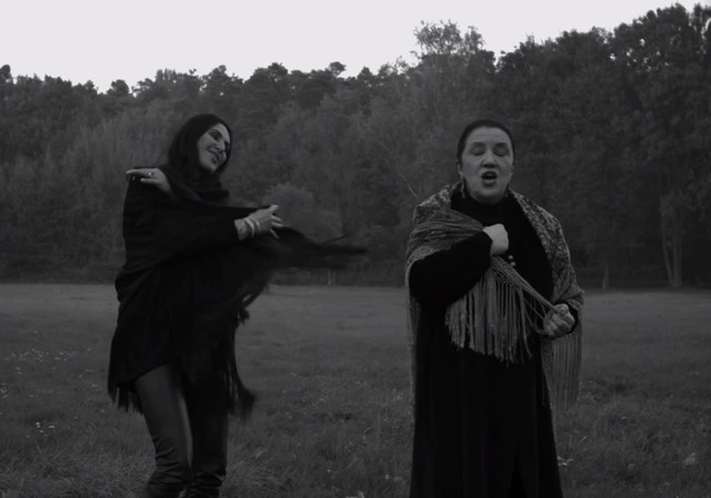 Kayah w teledysku promującym film Papusza śpiewa po romsku